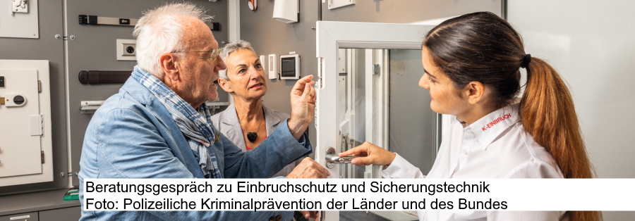 Beratungsgespräch zu Einbruchschutz und Sicherungstechnik. Foto: Polizeiliche Kriminalprävention der Länder und des Bundes.