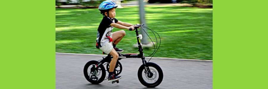 Junge auf dem Fahrrad. Foto: Jason Goh, Pixabay.