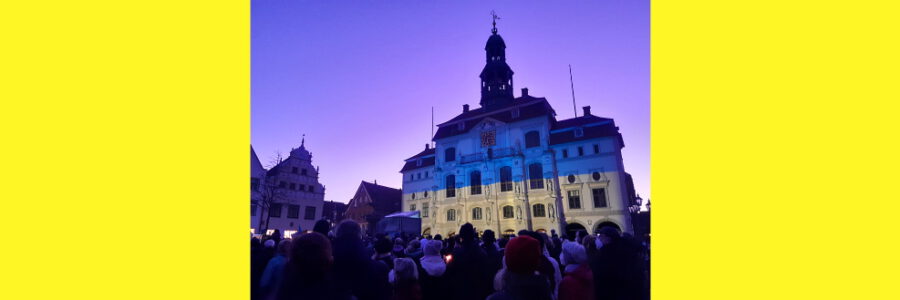 Solidaritätskundgebung für die Ukraine. 27.02.2022 in Lüneburg. Das Rathaus ist blau-gelb angestrahlt. Nach Aussage der Veranstalter hatten sich rund 2500 Menschen versammelt. Foto: Lüne-Blog.