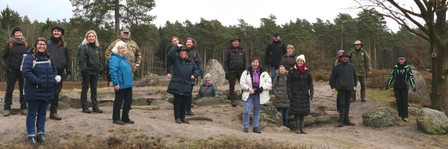 Die 20 Teilnehmenden der Ausbildung bei ihrer ersten Exkursion in der Oldendorfer Totenstatt zusammen mit Lehrgangsleiter Jan Brockmann (2. v. r.). Foto: Naturpark Lüneburger Heide