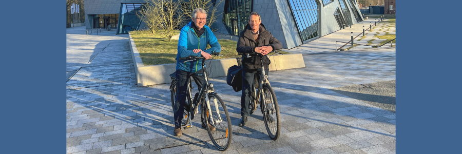 Superintendent Christian Cordes (li.) und Prof. Peter Pez stellen das Thema Radfahren in den Mittelpunkt des Radio-Gottesdienstes. Foto: Kirchenkreis Lüneburg.