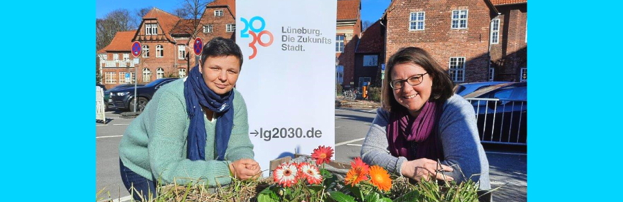 Juliane Ette und Sara Reimann (v.l.) freuen sich auf zahlreiche Besucher*innen am kommenden Mittwoch auf dem Marienplatz. Foto: Zukunftsstadt.