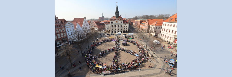 Fridays for Future, 25. März 2022: Friedenszeichen auf dem Marktplatz in Lüneburg. Foto: Malte Hübner.