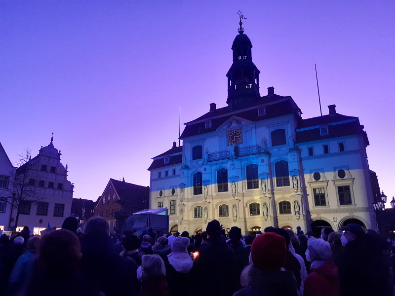 Solidaritätskundgebung für die Ukraine. 27.02.2022 in Lüneburg. Das Rathaus ist blau-gelb angestrahlt. Nach Aussage der Veranstalter hatten sich rund 2500 Menschen versammelt. Foto: Lüne-Blog.