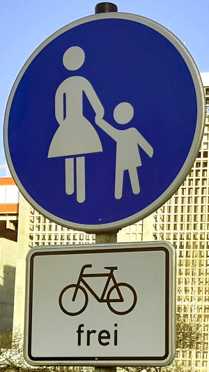 Zeichen 239 mit Zusatzschild "Radfahrer frei". Foto: Lüne-Blog.