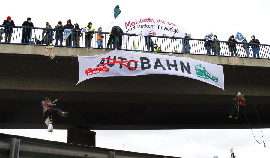 Mobilität für alle, statt Verkehr für wenige. - Abseilaktion an der Autobahnbrücke Hamburger Straße, Lüneburg, am 3. April 2022. Foto: Moritz Heck.