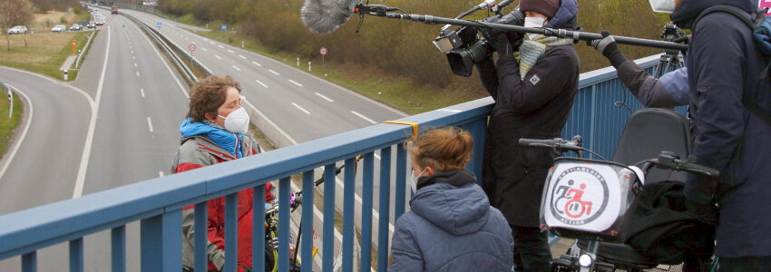 Letzte Vorbereitungen. - Abseilaktion an der Autobahnbrücke Hamburger Straße, Lüneburg, am 3. April 2022. Foto: Moritz Heck.