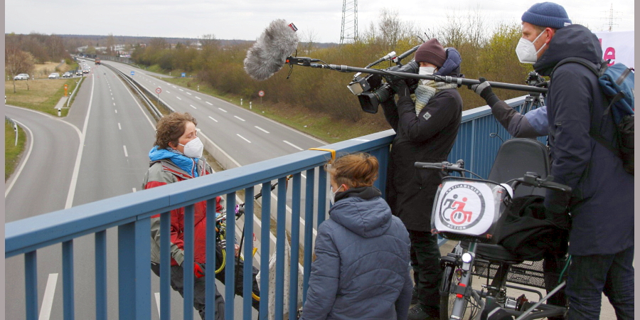 Letzte Vorbereitungen. - Abseilaktion an der Autobahnbrücke Hamburger Straße, Lüneburg, am 3. April 2022. Foto: Moritz Heck.
