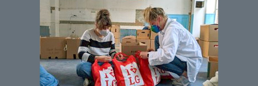 Helferinnen beim Packen. Foto: mosaique Lüneburg.