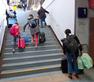 Die Reisenden kämpfen sich mit ihrem Gepäck die Treppe hoch. Was macht jemand, der mit Rollstuhl oder Rollator unterwegs ist? Foto: Lüneburg Barrierefrei.