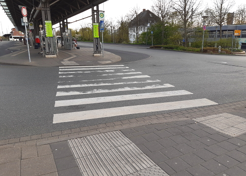 Immerhin: Der Übergang zum ZOB ist für Sehbehinderte gut markiert und die Übergänge abgesenkt. Aber wie kommt man von hier zum Bahnsteig? Foto: Lüneburg Barrierefrei.