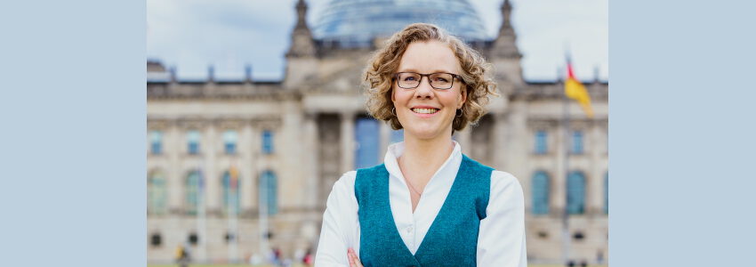 Foto: Rainer Kurzeder. Julia Verlinden vor dem Bundestag.