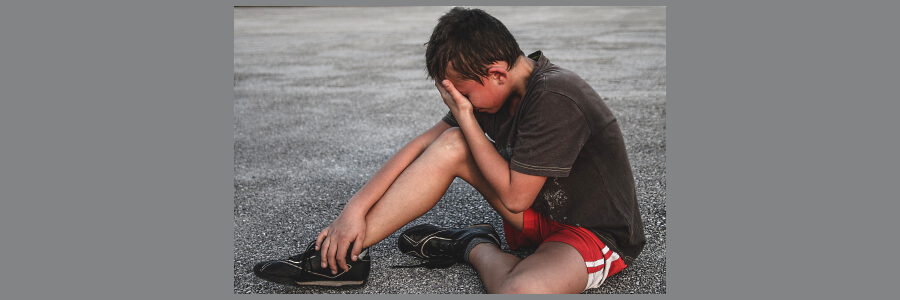 Weinender Junge nach Unfall. Foto: Michal Jarmoluk, Pixabay.