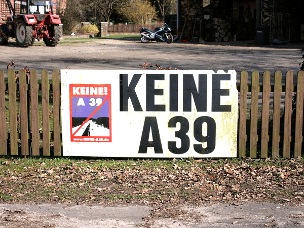 Ehemaliges Protestschild gegen die A39 bei Adendorf. Foto: Lünepedia.
