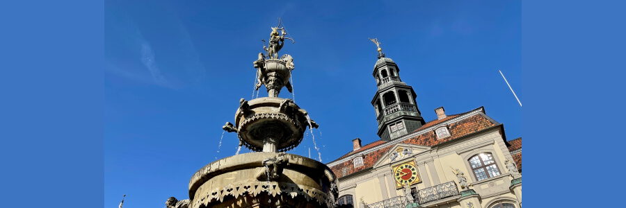 Lunabrunnen und Rathausturm mit Glockenspiel. Foto: Hansestadt Lüneburg.