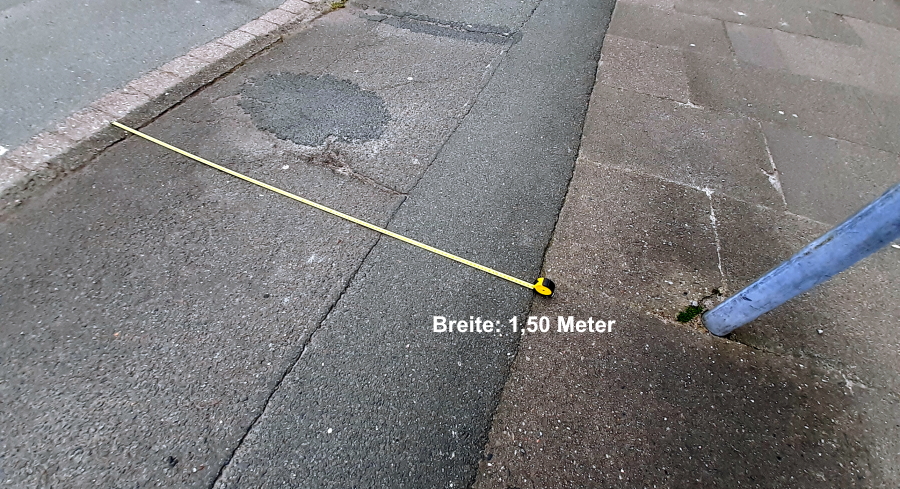 Genau 1,50 Meter breit! - Benutzungspflichtiger Radweg Schießgrabenstraße, Scholzekreuzung. Foto: Lüne-Blog.