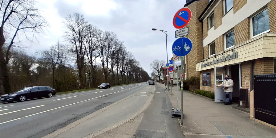 Links der benutzungspflichtige Radweg, rechts der Fußweg - Verkehrszeichen 240 - Benutzungspflichtiger Radweg Schießgrabenstraße, Scholze-Kreuzung. Foto: Lüne-Blog.