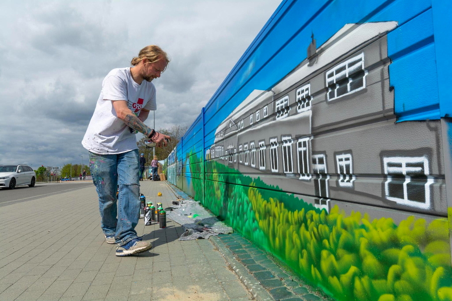 Künstler Claas Hoffmann beim Sprayen bei der Aktion. Foto: Klimaentscheid Lüneburg.