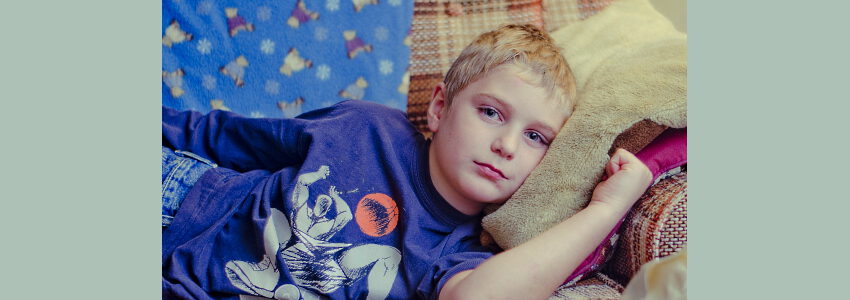 Junge auf dem Sofa. Foto: RachelBostwick, Pixabay.