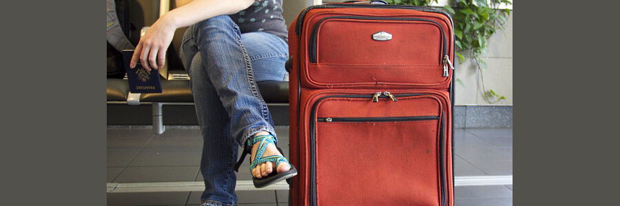 Reisende mit Koffer. Foto: katyveldhorst, Pixabay.