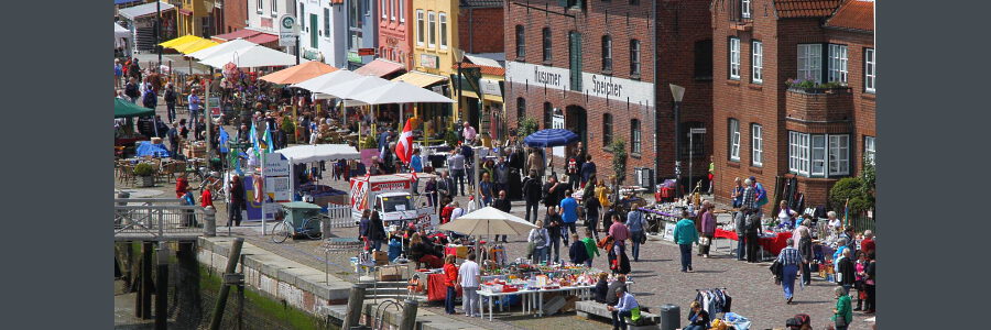 Straßenflohmarkt in Husum. Foto: Wolfgang Claussen, Pixabay.