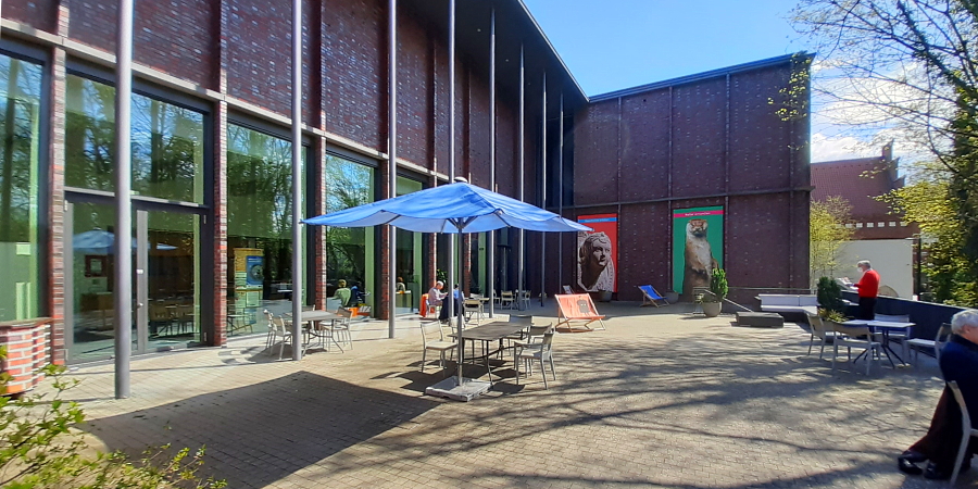 Café-Terrasse des Museums Lüneburg an der Ilmenau. Foto: Lüne-Blog.