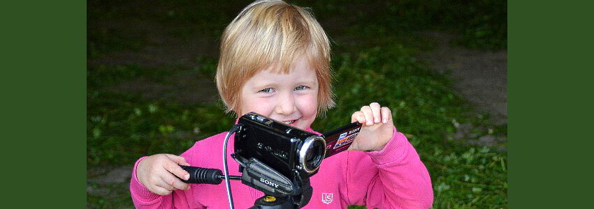 Kind mit Filmkamera. Foto: Alois Wohlfahrt, Pixabay.