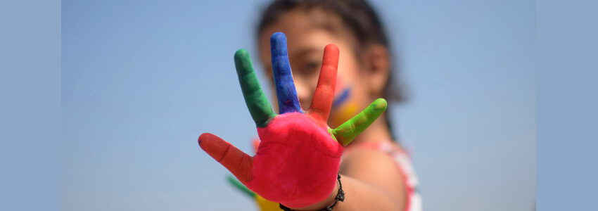 Kind mit bunter Hand. Foto: Prashant Sharma, Pixabay.