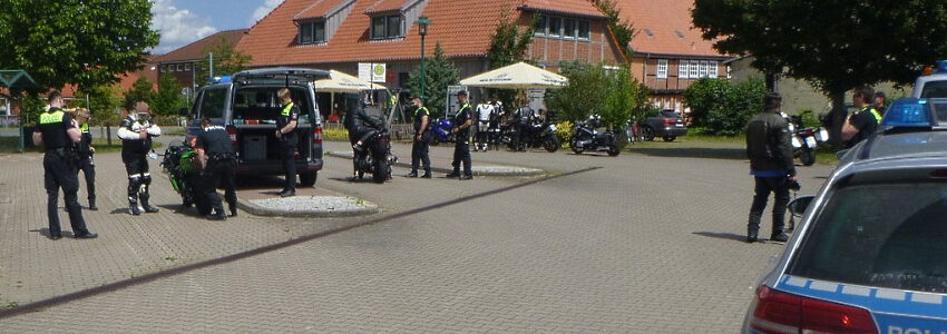Motorradkontrolle in Amt Neuhaus. Foto: Polizeiinspektion Lüneburg/Lüchow-Dannenberg/Uelzen.
