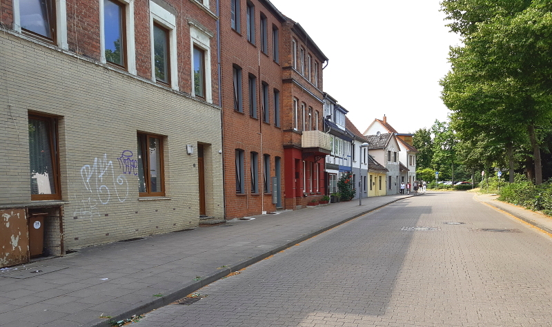 Am Kreideberg. Links ein ausreichend breiter Fußweg. Die Straße zu queren ist für Rollstuhl oder Rollator schwierig, weil es keine Absenkungen gibt. Foto: FUSS e.V. Lüneburg.