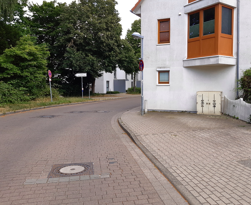 Am Kreideberg. An dieser Engstelle kommt man mit Rollator oder Rollstuhl schwer vorbei. Foto: FUSS e.V. Lüneburg.