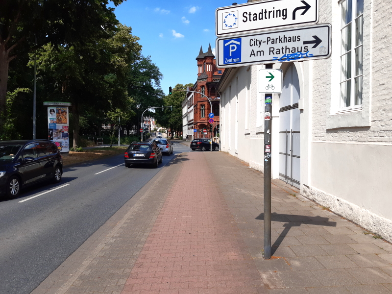 Am Springintgut: Wieder ein (benutzungspflichtiger?) Radweg. Zu schmal für Rad- und Fußverkehr. Foto: FUSS e.V. Lüneburg.