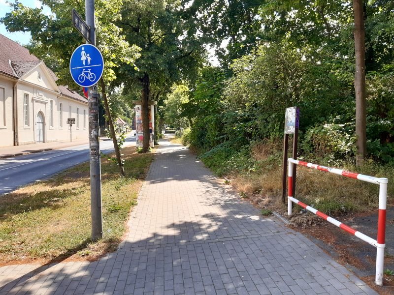 Am Springintgut: Ein benutzungspflichtiger Radweg bei rund 2,20 Meter Breite So schürt man Konflikte zwischen Rad- und Fußverkehr. Foto: FUSS e.V. Lüneburg.