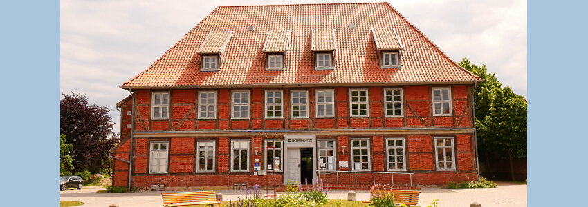 Das Amtshaus, Am Markt 5, wurde zwischen 1734 und 1737 in Neuhaus errichtet (Foto Jakob Kayser, CC-BY-SA 4.0, NLD).