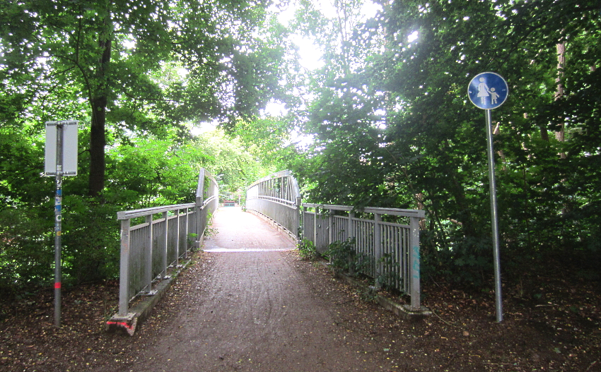 Ausschließlich für Fußgänger:innen ist die Brücke über die Bahngleise, die zum Munstermannskamp führt. Hier reicht die Breite für einen sicheren Begegnungsverkehr nicht aus. Foto: Lüne-Blog.