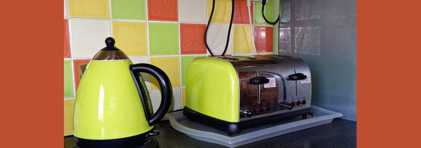 Küche mit Toaster und Wasserkocher. Foto: Kevin Phillips, Pixabay.