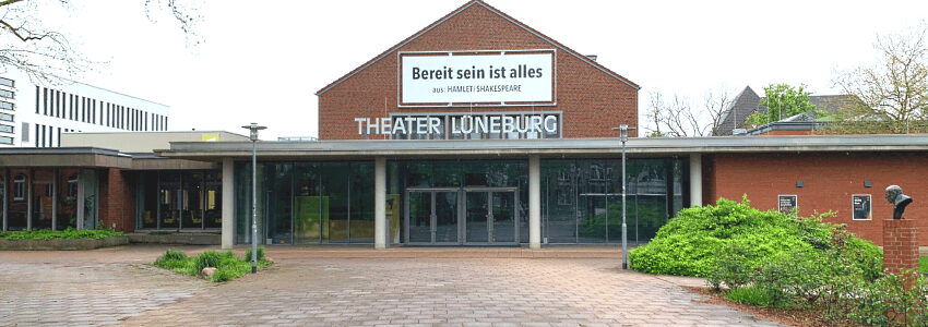 Theater Lüneburg mit Vorplatz. Foto: Lünepedia - https://www.luenepedia.de/index.php?curid=2118