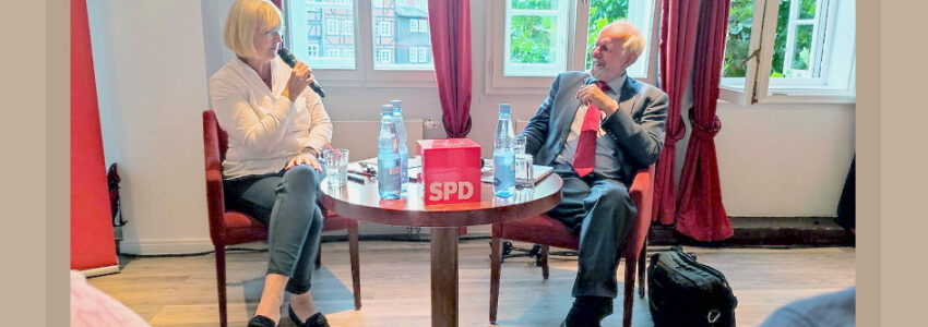 Ernst Ulrich von Weizsäcker und Andrea Schröder-Ehlers im Gespräch am 23. August 2022, Lüneburg. Foto: Klimaentscheid.