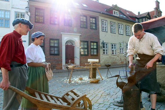 Seit mehr als 30 Jahren organisiert der Arbeitskreis Lüneburger Altstadt (ALA) die "Alte Handwerkerstraße" in der westlichen Altstadt. Bei der Zeitreise erleben Besucherinnen, wie Handwerker vor Jahrhunderten gearbeitet haben.