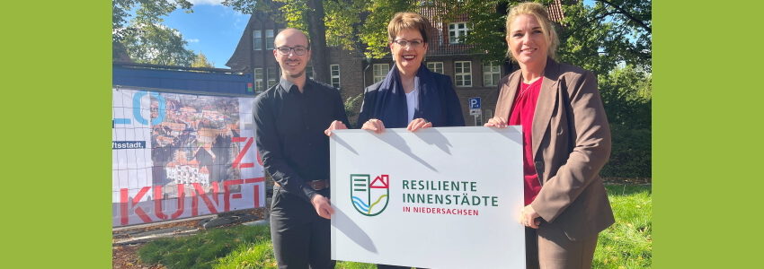 Ministerin Honé mit Claudia Kalisch und Finn Kubisch. 20.09.2022. Foto: Hansestadt Lüneburg.