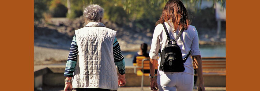 Sapziergang mit Seniorin. Foto: Julita, Pixabay.