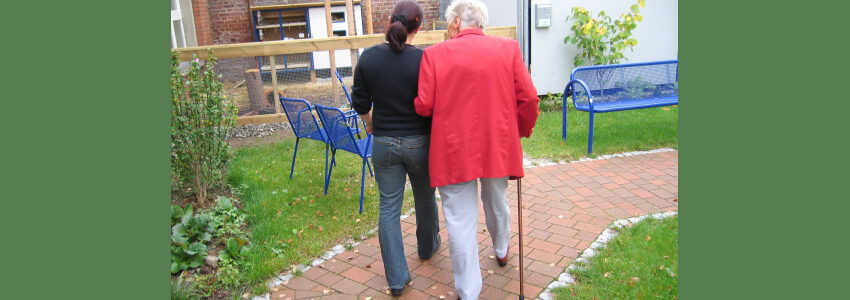 Beim Spazierengehen. Seniorin und Begleiterin. Foto: Gerd Altmann, Pixabay.