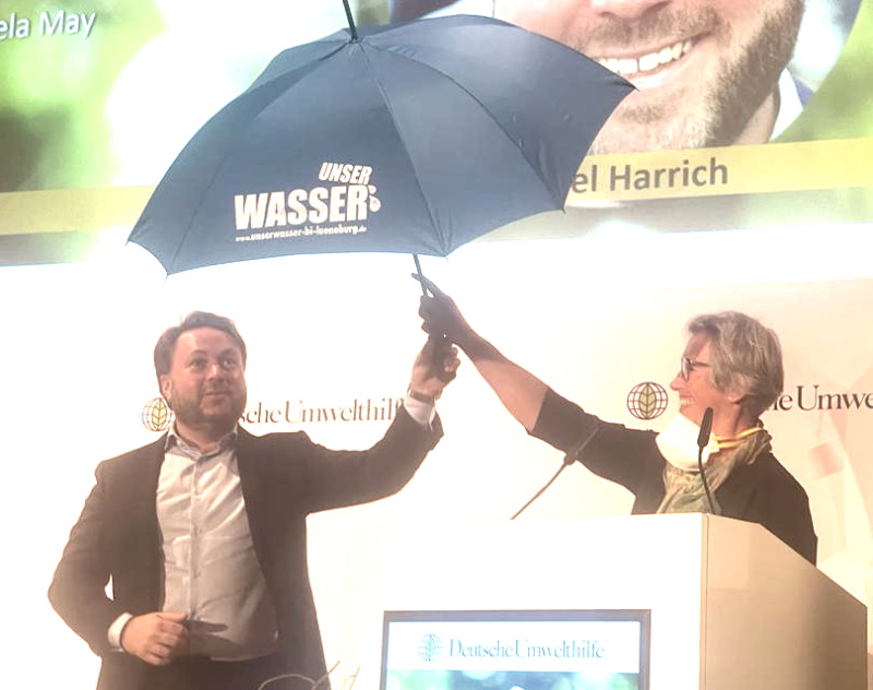 Preisträger Daniel Harrich und Marianne Temmesfeld, BI Unser Wasser, bei der Preisverleihung am 19.10.2022 in Berlin. Foto: BI Unser Wasser.