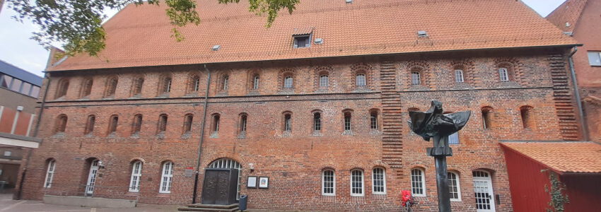 Das Glockenhaus in Lüneburg mit der Lunasäule. Foto: Lüne-Blog.