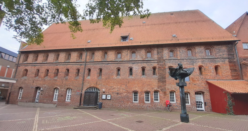Das Glockenhaus in Lüneburg mit der Lunasäule. Foto: Lüne-Blog.