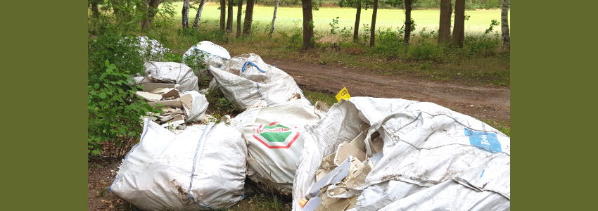 Foto: Landkreis Lüneburg. Beispiel für illegale Müllentsorgung - Rigipssäcke im Wald. 