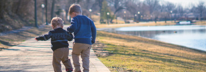 Zwei Kinder beim Spaziergang. Foto: Joshua Choate, Pixabay.