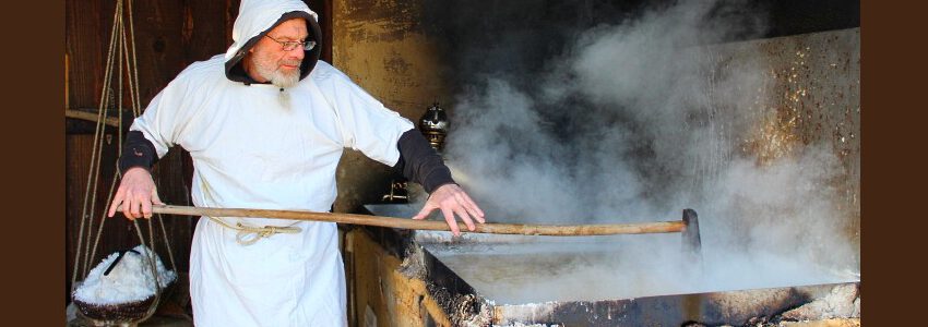 Salzsieder bei der Arbeit. Foto: Deutsches Salzmuseum.