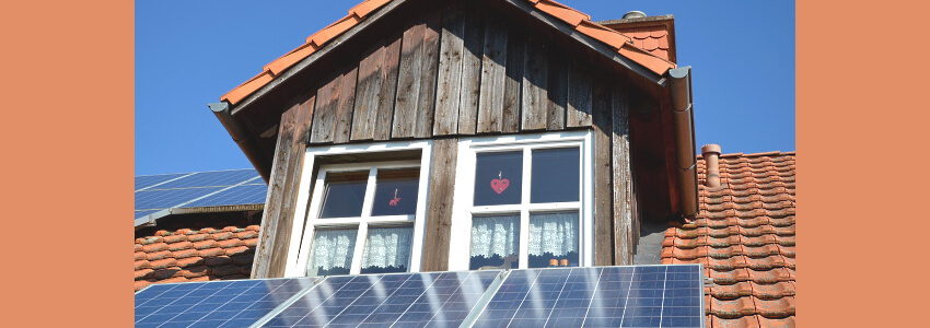 Solaranlage auf dem Hausdach. Foto: congerdesign, Pixabay.