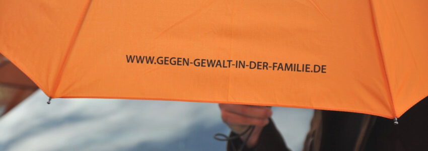 Schirm mit Werbung für die mehrsprachige Internetseite www.gegen-gewalt-in-der-familie.de/ . Foto: PI Lüneburg.